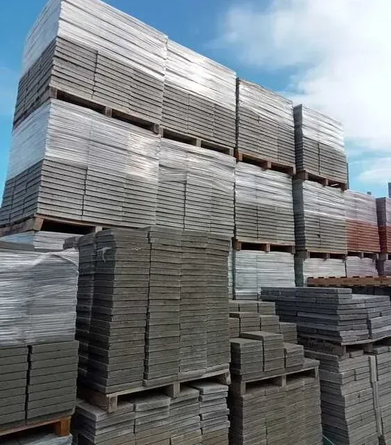 Una gran pila de ladrillos apilados uno encima del otro