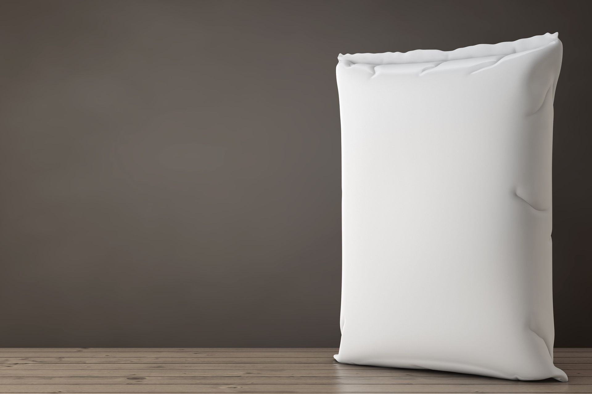 Una bolsa blanca está sobre una mesa de madera.