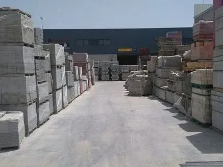 Un almacén lleno de muchos ladrillos y bloques de hormigón.