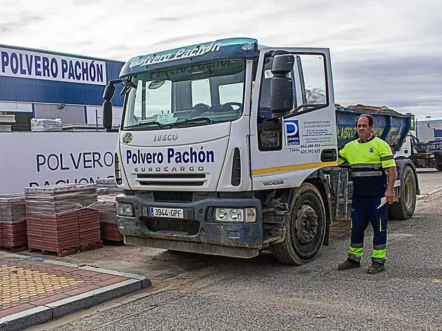Un camión de pólvora está estacionado frente a un edificio de Tussam.