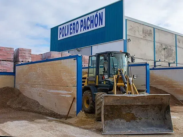 Un camión de pólvora está estacionado frente a un edificio de Tussam.