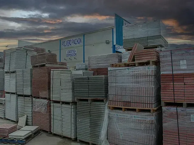 Un gran almacén lleno de muchos ladrillos y paletas.