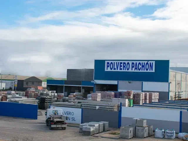 Un camión está estacionado frente a un edificio que dice polvere pachon