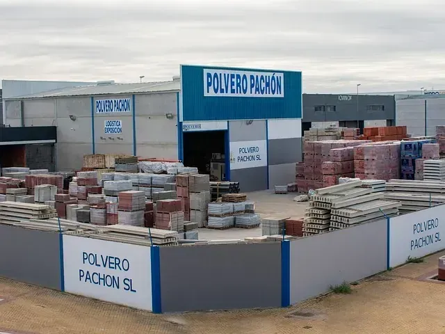 Un edificio con un cartel que dice 