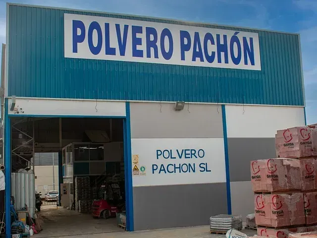 Un edificio con un cartel que dice polvere pachon