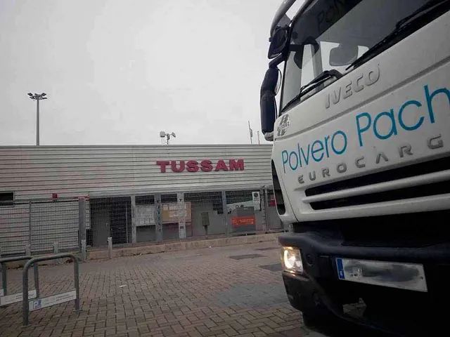 Un camión de pólvora está estacionado frente a un edificio de Tussam.