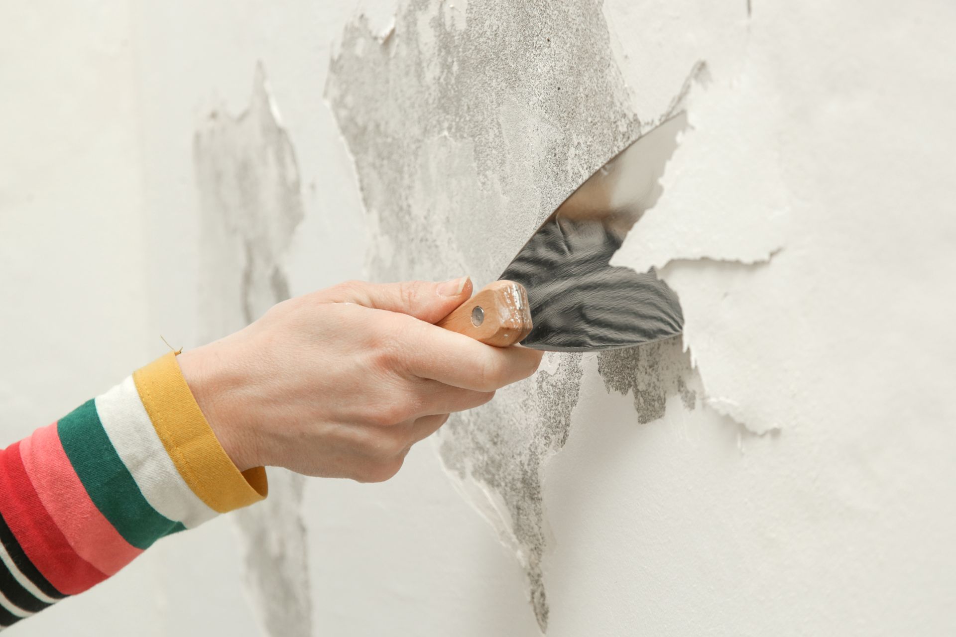 Rénovation d'un mur avant la peinture