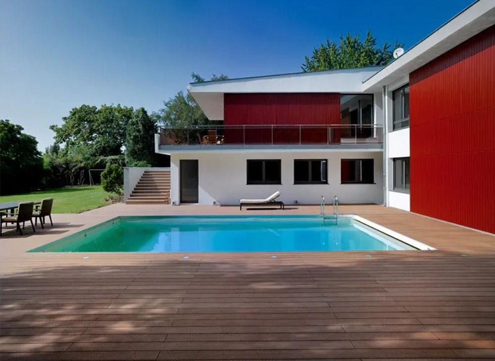 Terrasse bois autour d'une piscine
