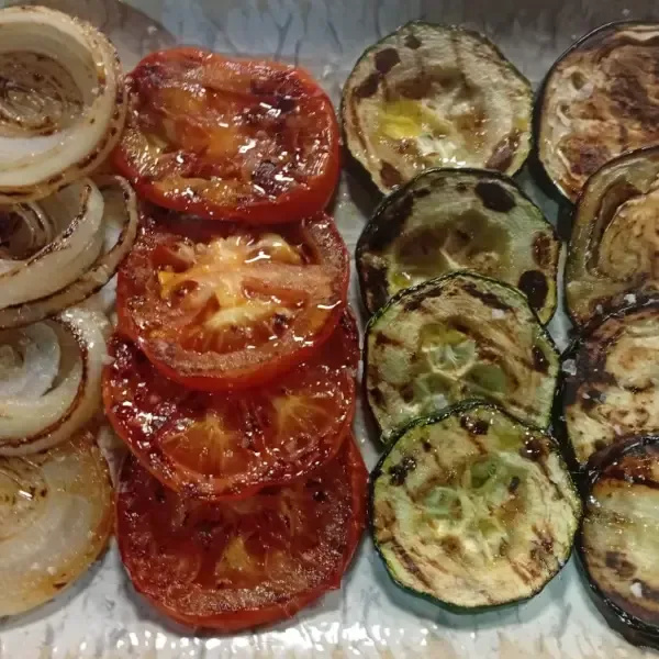 Verduras a la plancha: cebolla, tomate, calabacín y berenjena.