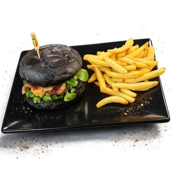 hamburguesa de salmón marinado en pan de tinta con mayonesa picante de piparras en restaurante los pamfile's.