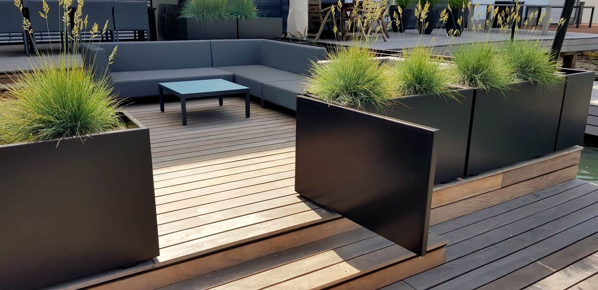 Schwimmende Terrasse mit Metallumrandung.