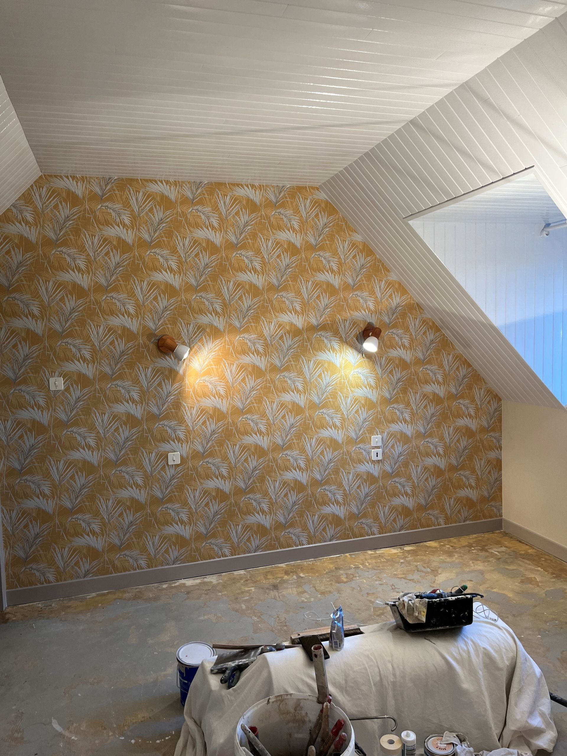 Papier peint jaune imprimé