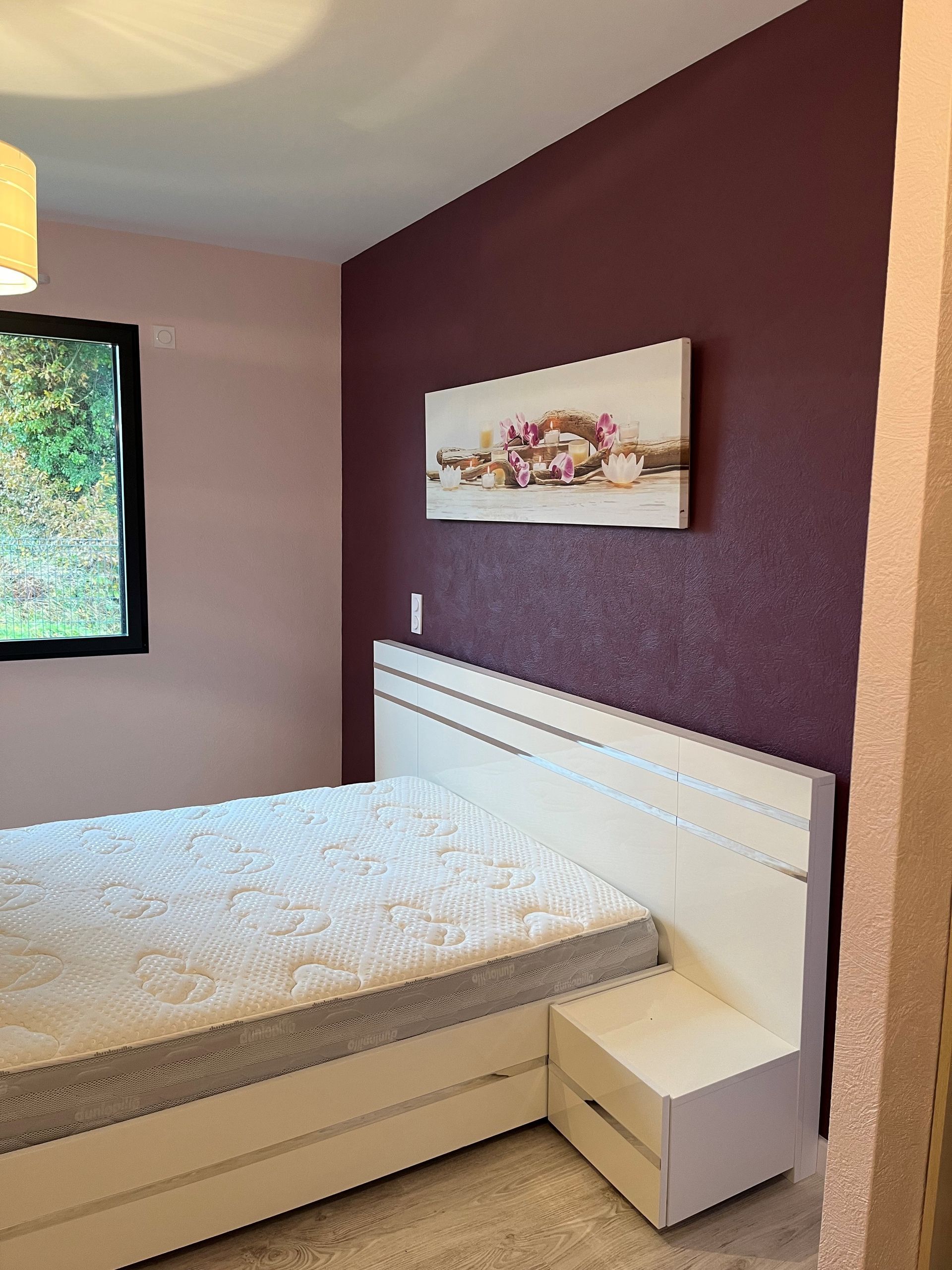 Papier peint prune dans une chambre