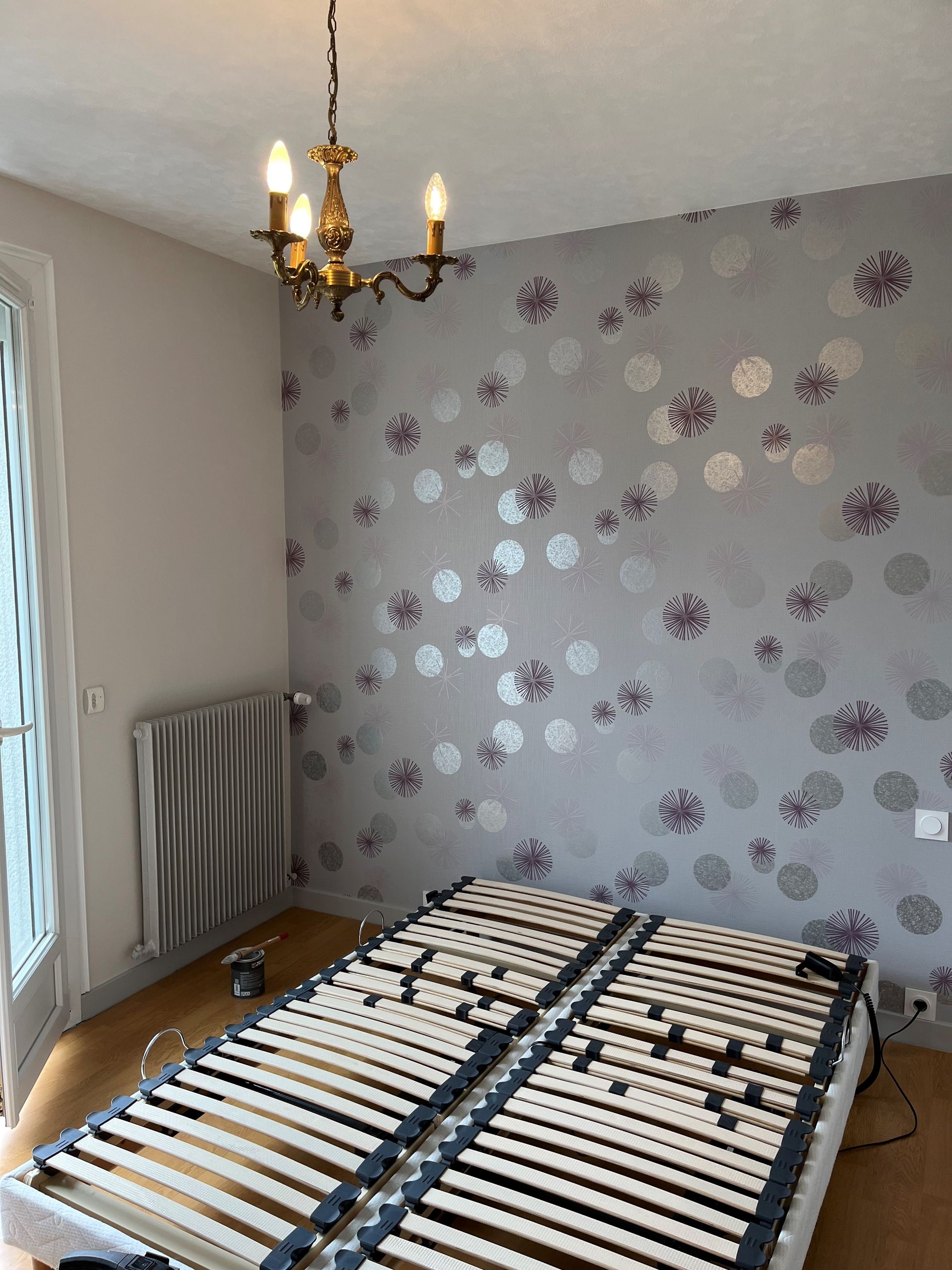 Chambre avec mur en papier peint effet brillant