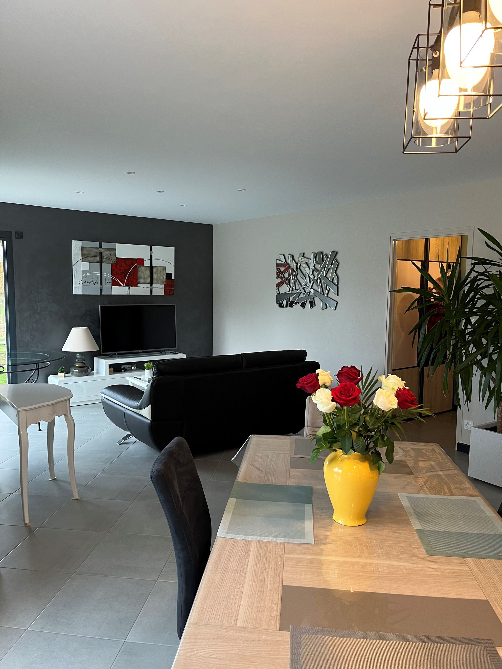 Salon avec mur peint en gris