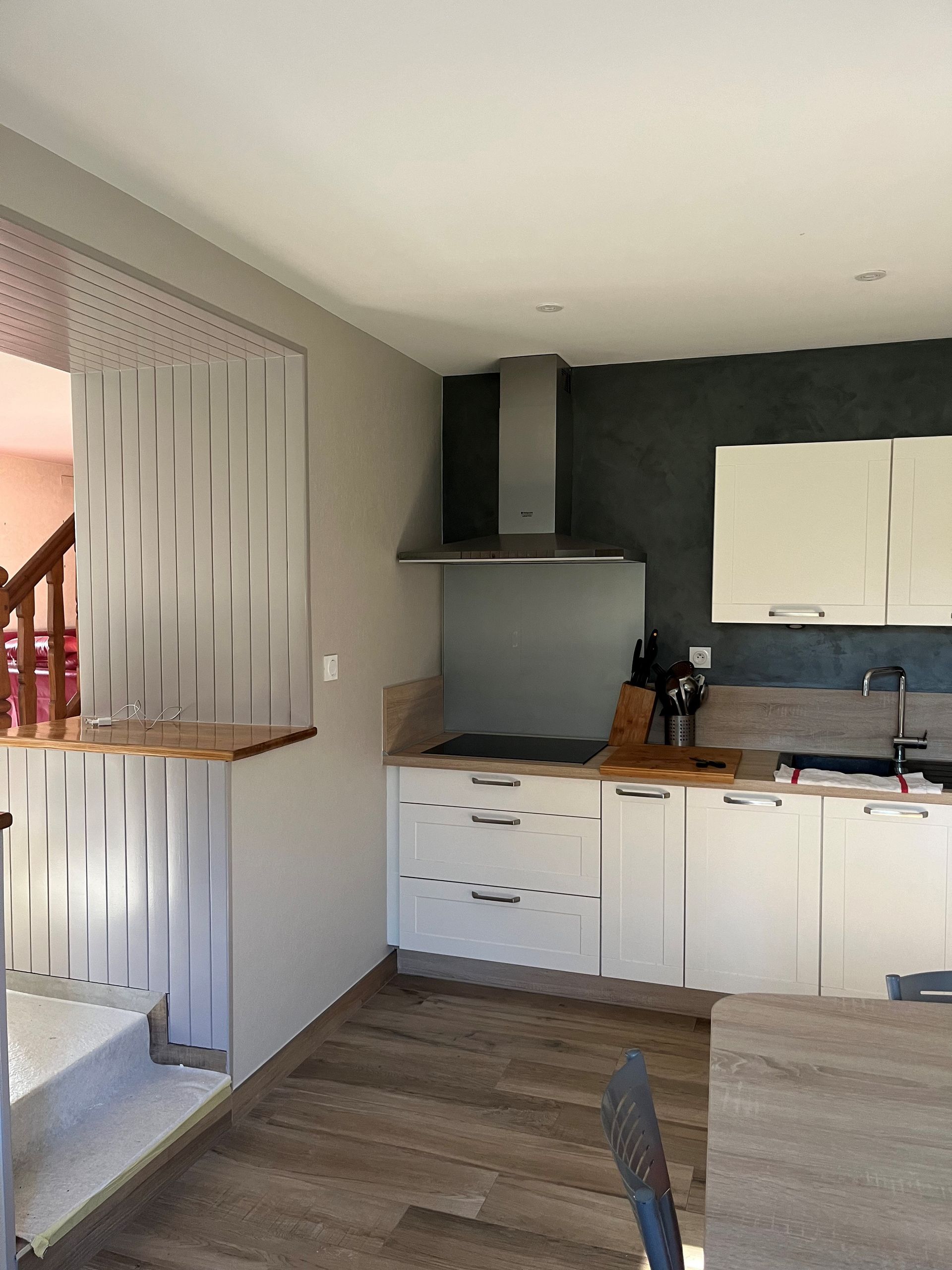 Cuisine avec mur peint en gris