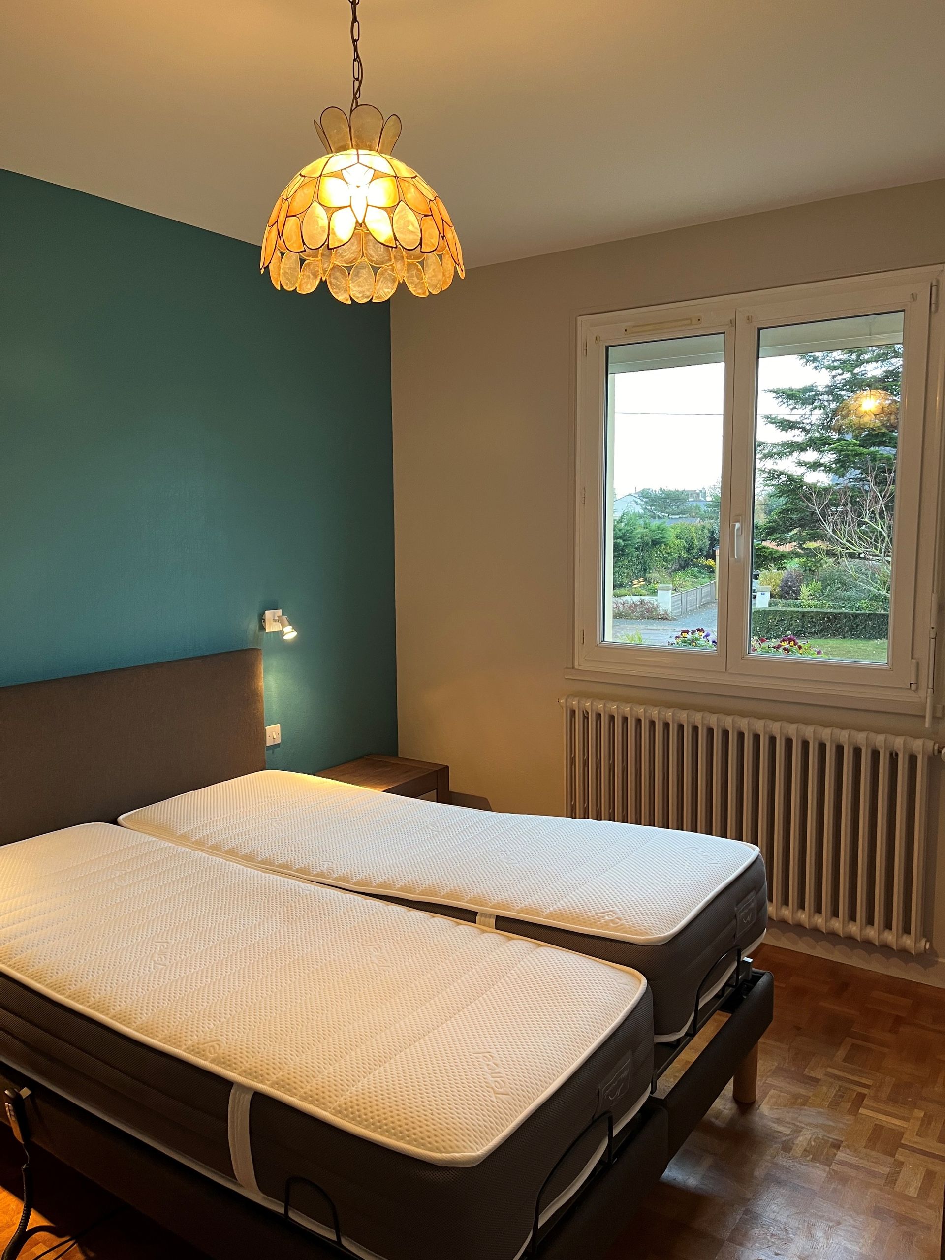 Chambre avec mur peint en vert