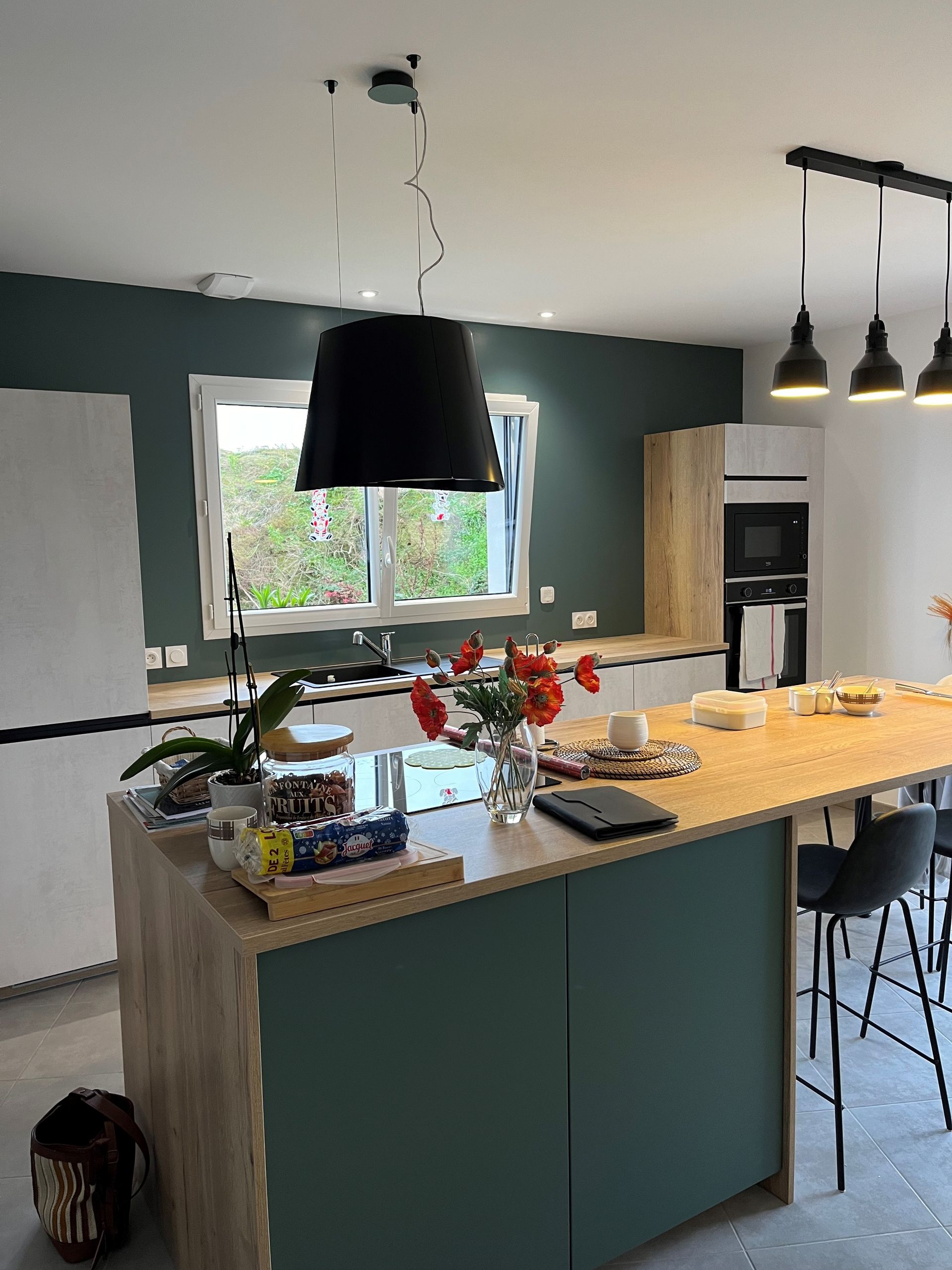 Cuisine avec mur peint en vert