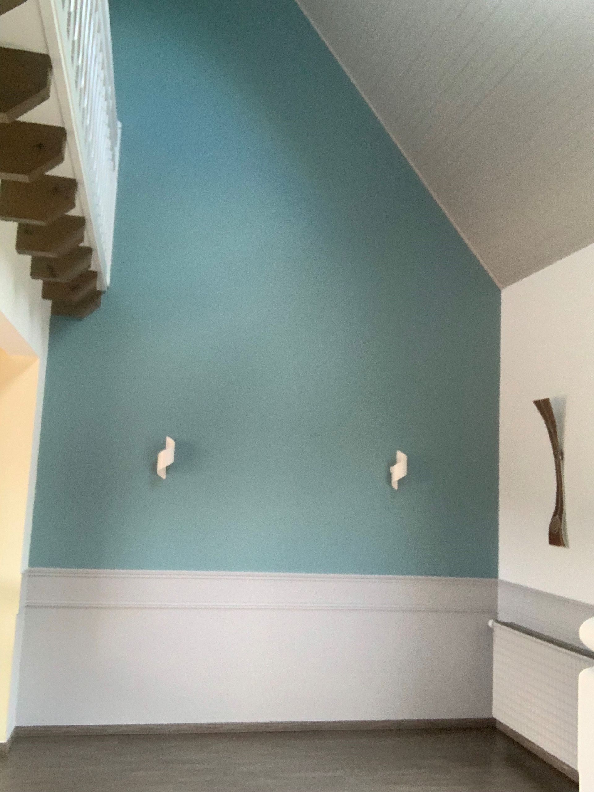 Mur peint en bleu-gris