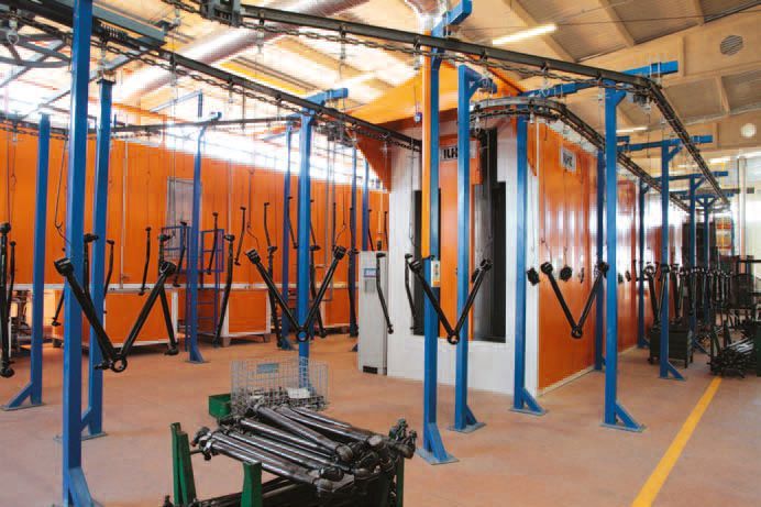 Ein großer Raum mit vielen Maschinen darin