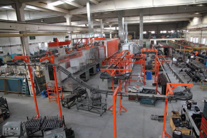 Eine Luftaufnahme einer Fabrik mit vielen Maschinen.