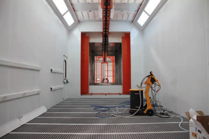 Ein Raum mit einem Roboterarm, der auf dem Boden sitzt.