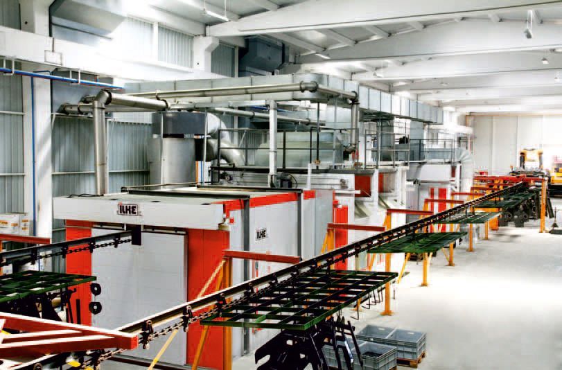 Eine Fabrik, durch die ein Förderband läuft