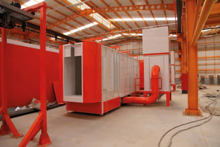 Ein großes Lagerhaus mit vielen rot-weißen Maschinen.