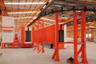 Ein großes Lagerhaus voller orange-weißer Maschinen.