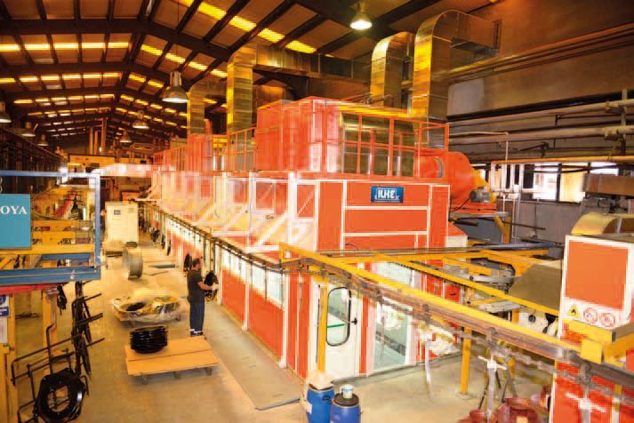 Ein großes Lager mit vielen Maschinen und einem Schild mit der Aufschrift „S & T“ darauf