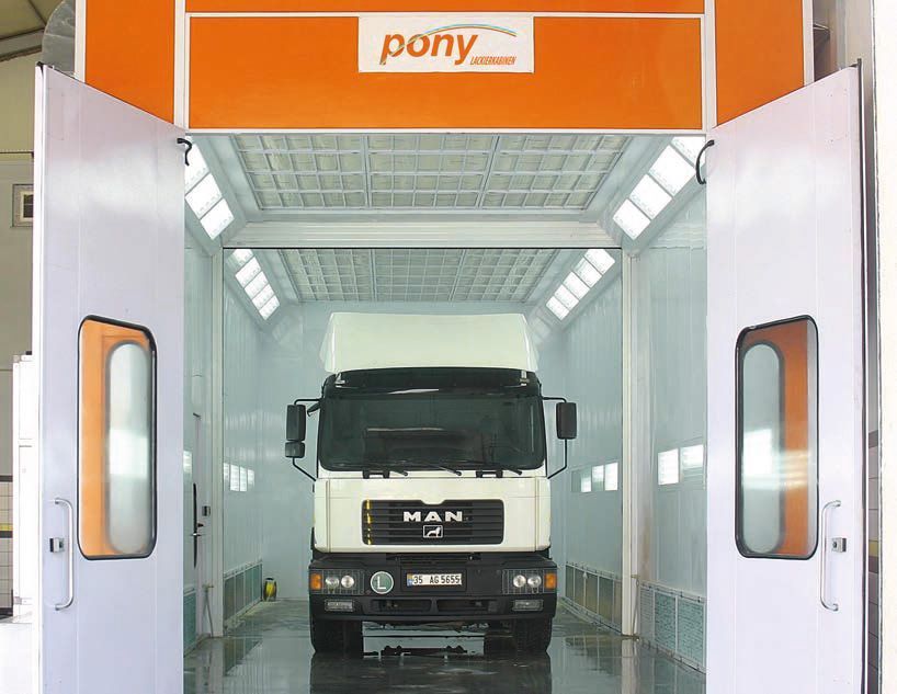 Ein Mann-LKW ist in einer Pony-Lackierkabine geparkt