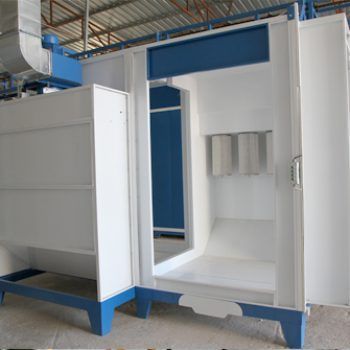 Ein weiß-blaues Gebäude mit einer offenen Tür.