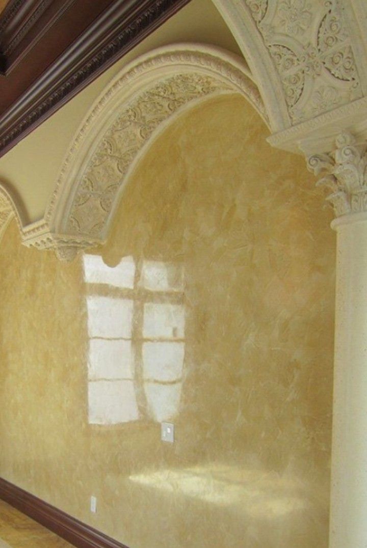 Colonna con capitello e arco