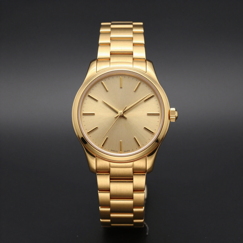 Reloj de pulsera dorado con esfera redonda y correa metálica estriada sobre fondo oscuro.