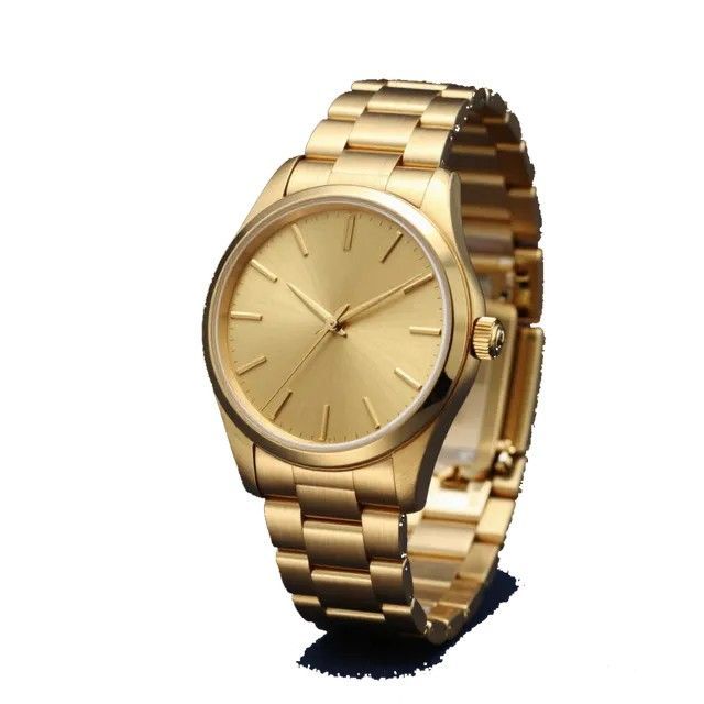 Reloj de pulsera dorado con esfera redonda y correa metálica sobre fondo blanco.
