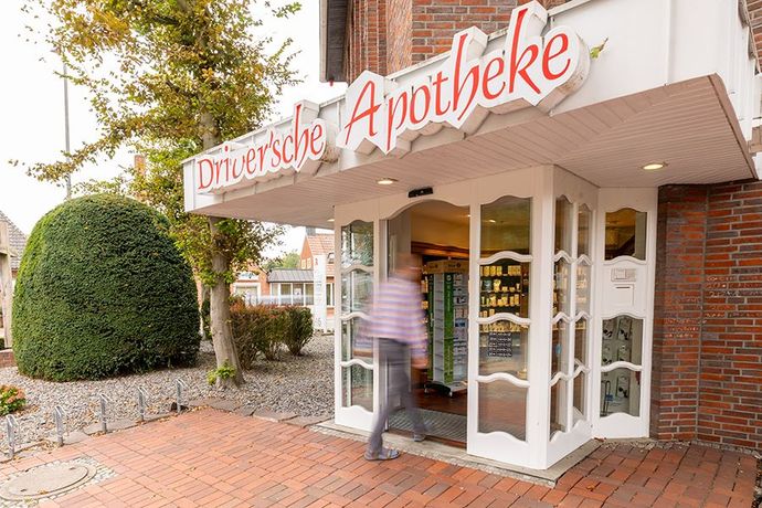 Ein Mann betritt den Eingang einer Apotheke.