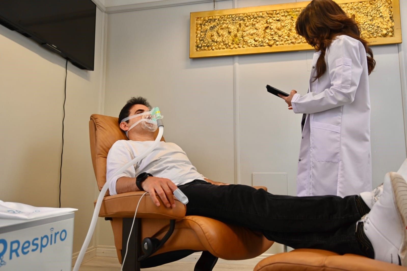 Eine Frau bekommt eine Botox-Injektion in die Stirn.