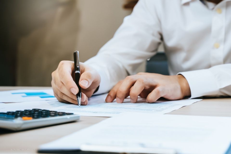 Bild von Mann mit Stift am Tisch