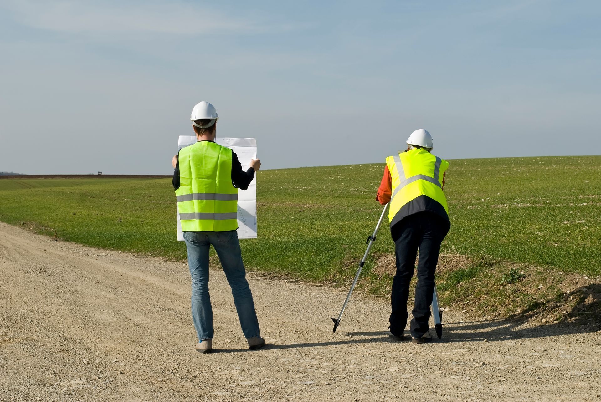 Une personne en costume signe un document avec un stylo, la balance de la justice en arrière-plan.