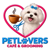 Logotipo de cuidado de mascotas con un perro blanco y esponjoso dentro de un coraz&oacute;n rosa, una taza de caf&eacute;, tijeras 