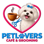 Logotipo de cuidado de mascotas con un perro blanco y esponjoso dentro de un coraz&oacute;n rosa, una taza de caf&eacute;, tijeras 