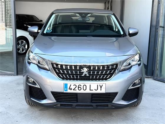 Peugeot 3008 SUV plateado estacionado en un garaje, de frente. Matrícula 4260 LJY.