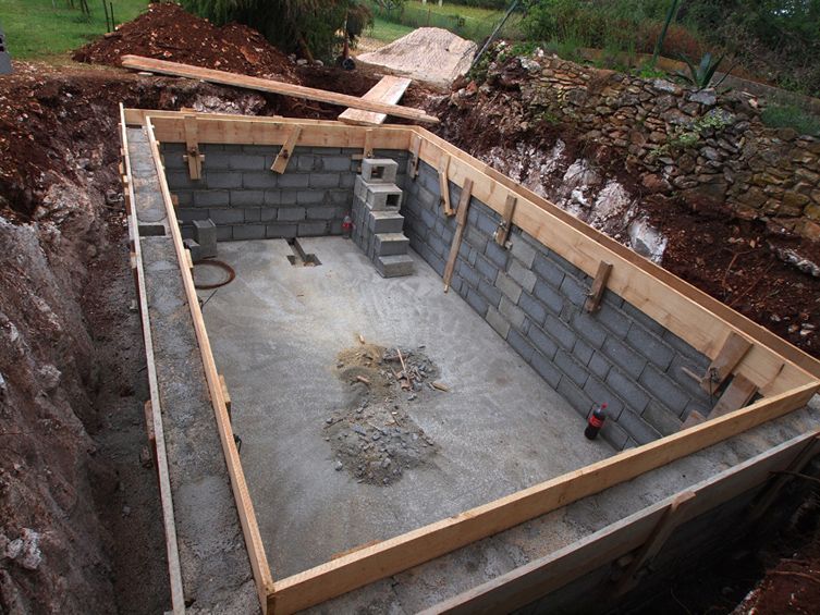 Se está construyendo una piscina en un agujero en el suelo.