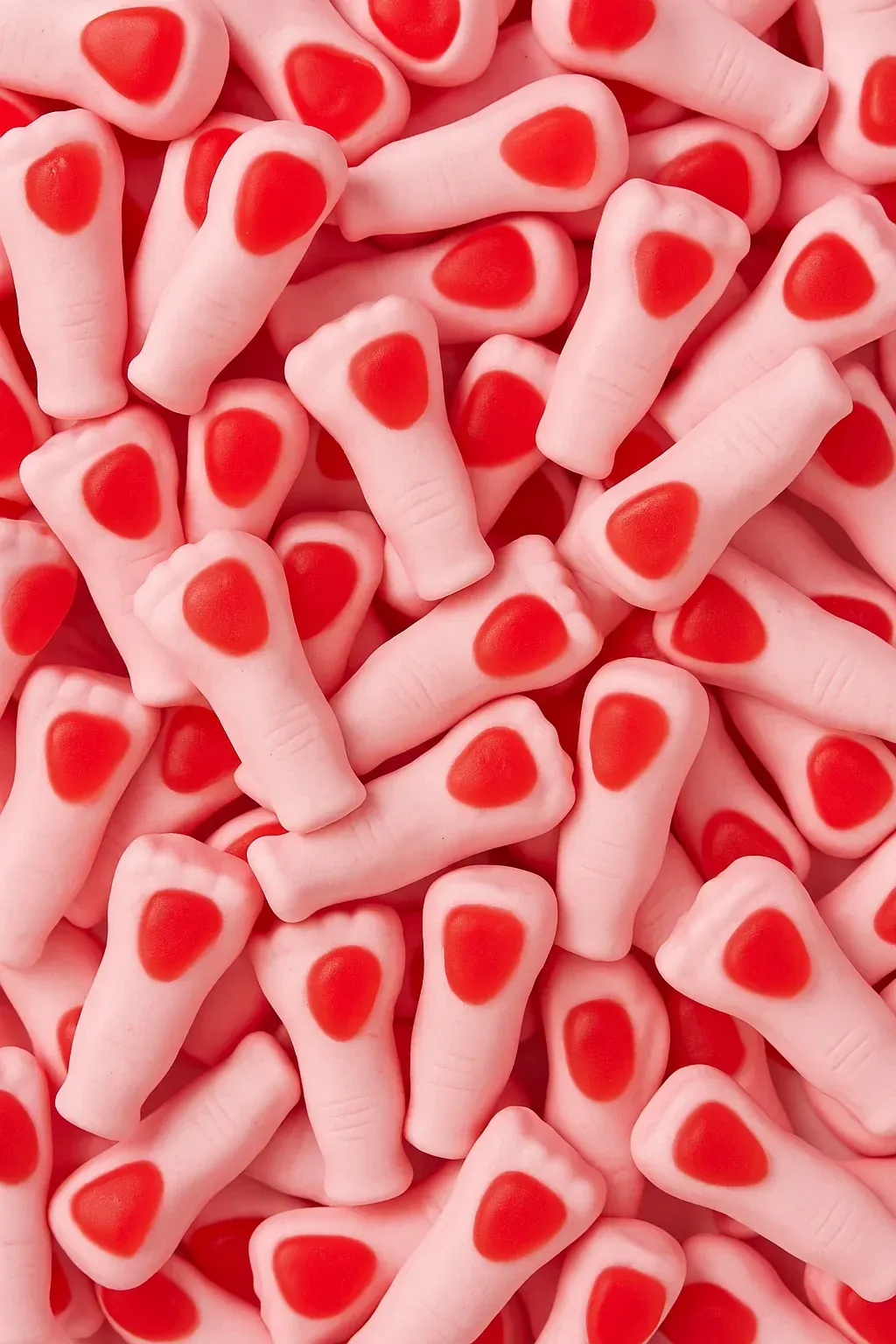 Una pila de dulces rosas con corazones rojos en ellos.