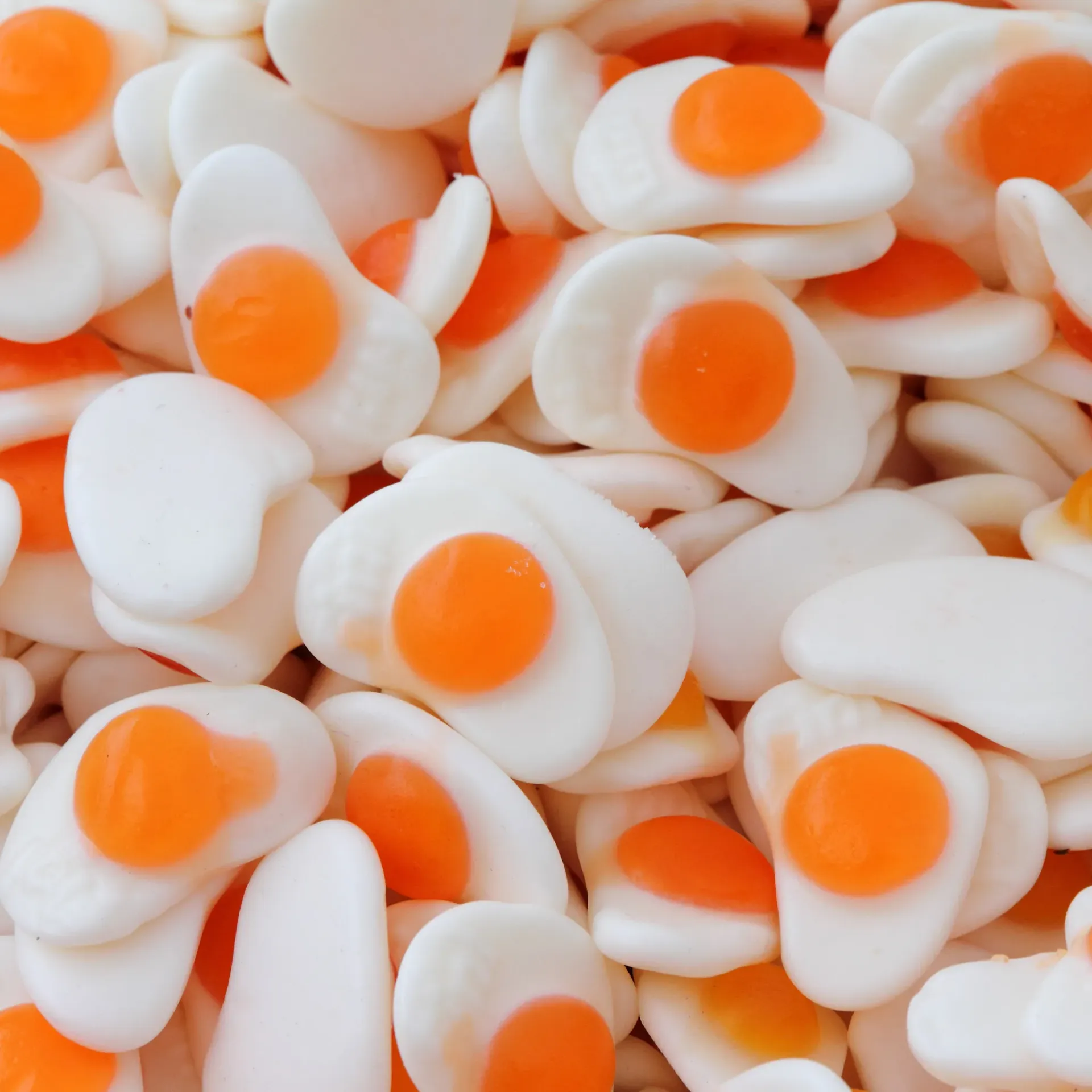 Un montón de huevos gomosos con yemas de color naranja