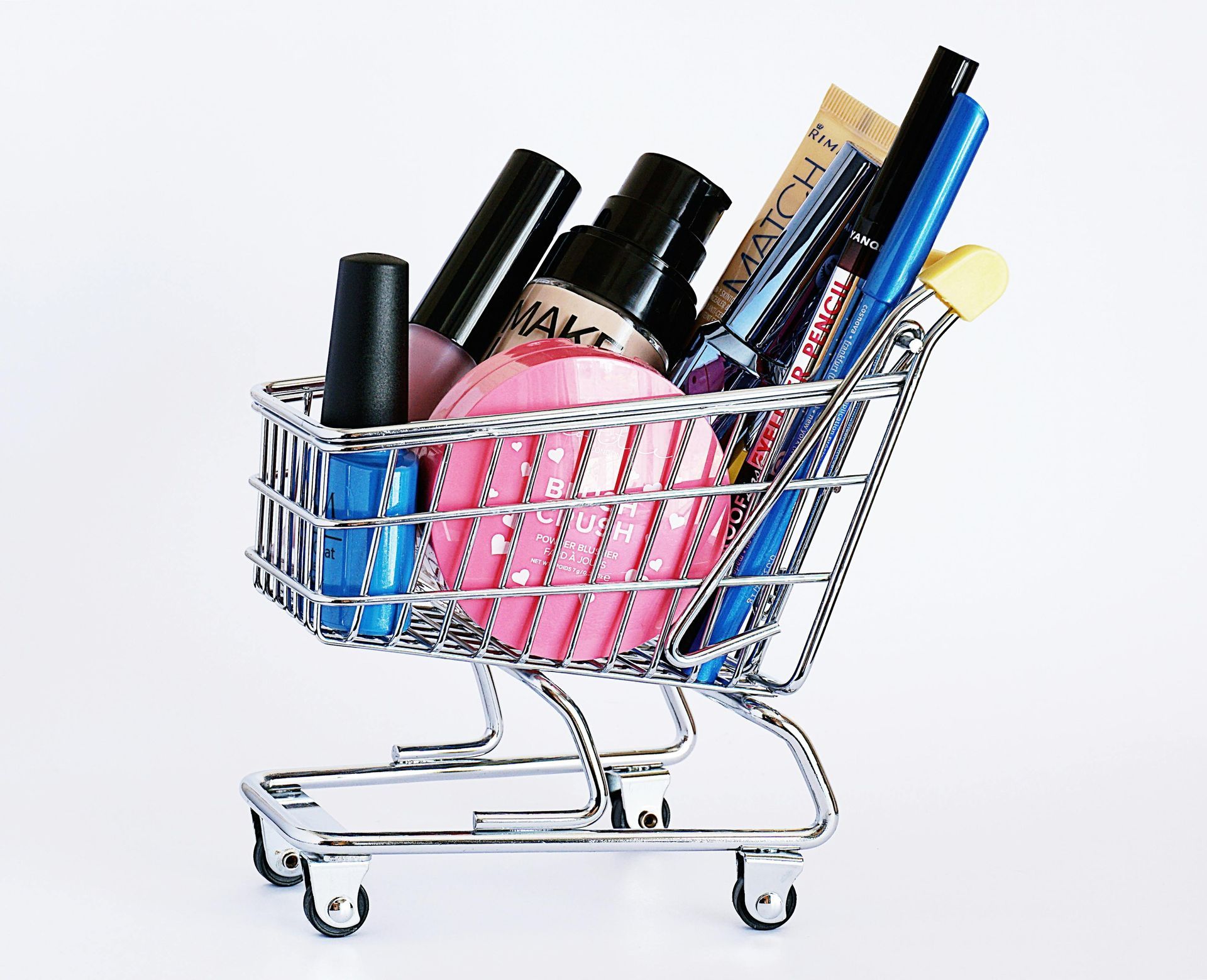 Un carrito de compras lleno de cosméticos sobre un fondo blanco.