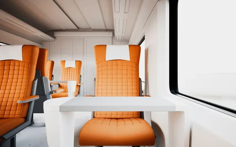 Interior de un vagón de tren con asientos naranjas, mesas blancas y grandes ventanas.
