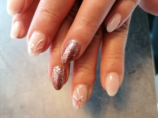 Onglerie Les Tournesols - Pose de vernis gel - Chézard-St-Martin