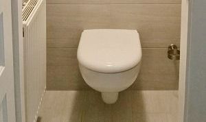 Un W.C. fermé suspendu