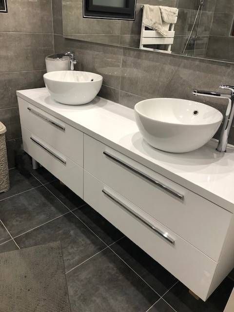 Un meuble avec les vasques et le miroir